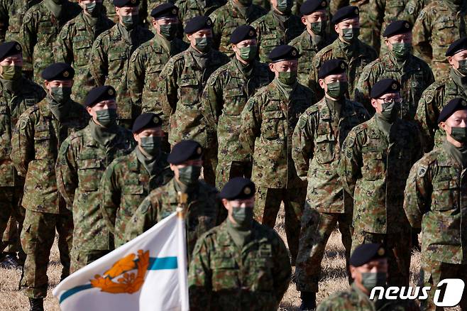 8일 일본 후나바시 나라시노 훈련장에서 일본 지상 자위대 제1공수여단 대원들이 새해 합동 군사 훈련에 참여하고 있다. 이날 훈련에는 미국, 영국, 호주의 병력도 투입됐다. ⓒ 로이터=뉴스1 ⓒ News1 권진영 기자