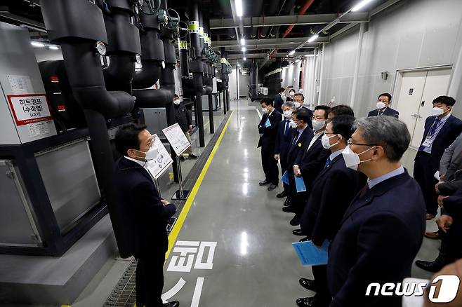 환경부와 수자원 공사 임직원이 서울 송파구 롯데월드타워 에너지센터에서 수열 에너지 시설을 확인하고 있다. ⓒ News1 DB