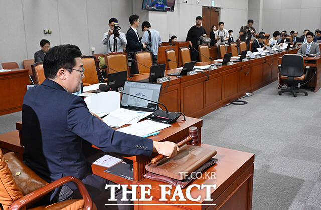 국민의힘 의원 없이 '대통령의 재의요구 권한 행사에 관한 특별법안' 국회운영개선소위에 회부하는 박찬대 운영위원장.