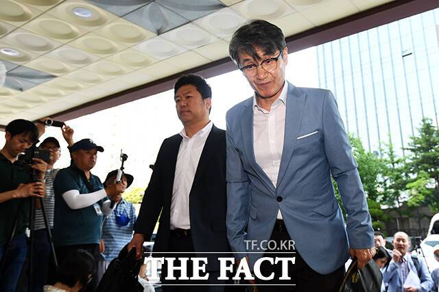 윤석열 대통령 부인 김건희 여사에게 명품백을 건넨 최재영 목사가 25일 서울 영등포경찰서에 피고발인 조사를 받으러 출석하며 "검찰이 수사심의위원회(수심위) 결과를 존중했으면 한다"는 입장을 밝혔다. /서예원 기자