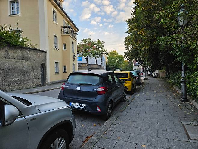 23일(현지 시각) 독일 뮌헨 슈바빙지구 인근에 현대차의 i10 모델. /권유정 기자