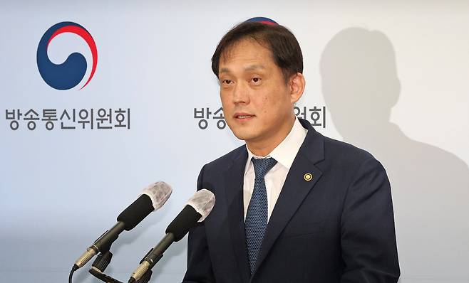 김태규 방송통신위원회 위원장 직무대행이 25일 오후 경기 정부과천청사 방통위 기자실에서 TBS의 재단 지배구조 변경 등을 위한 정관 변경(서울시 출연기관 지정해제 이후 재단법인으로서 운영)과 관련한 브리핑을 하고 있다. /뉴스1