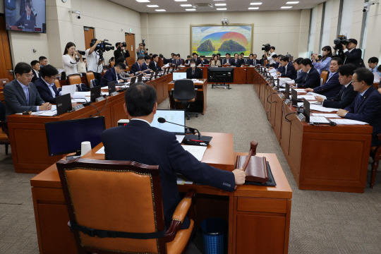 25일 오후 서울 여의도 국회에서 열린 정무위원회 전체회의에서  윤한홍 위원장이 안건을 상정하고 있다. <연합뉴스>