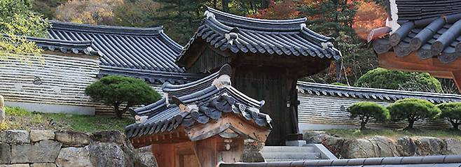 해인총림 방장실로 쓰이고 있는 퇴설당(堆雪堂)의 ‘퇴설’은 ‘아무짝에도 쓸모없는 눈덩이’라는 의미다. 1899년 경허스님이 한국불교 중흥을 내걸고 선원을 개설하면서 붙인 이름이다. 해인사 누리집 갈무리