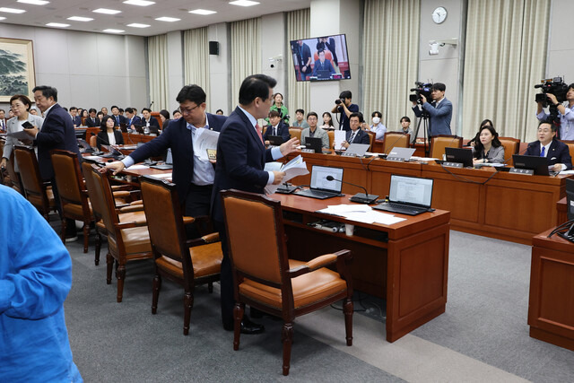 25일 오전 서울 여의도 국회에서 열린 국회 운영위원회 전체회의에서 국민의힘 소속 배준영 간사를 비롯한 여당 의원들이 야당이 일방적으로 법안을 상정했다고 항의한 뒤 퇴장하고 있다. 연합뉴스