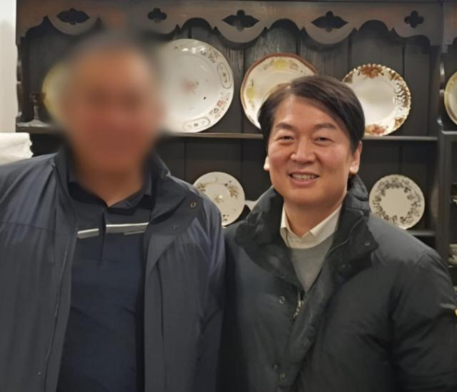 지난 대선 때 윤석열 당시 대선 후보와 안철수 후보의 '단일화 메신저' 역할을 자처한 것으로 알려진 명태균씨가 안철수 국민의힘 의원과 찍은 사진을 자신의 SNS에 25일 공개했다. 명태균씨 페이스북 캡처