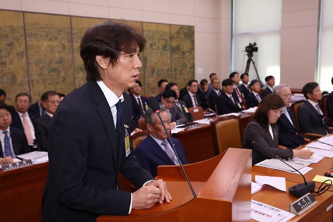 <yonhap photo-2648=""> 답변하는 홍명보 감독 (서울=연합뉴스) 신준희 기자 = 축구 국가대표팀 홍명보 감독이 24일 국회에서 열린 문화체육관광위원회 전체회의에 출석, 의원 질의에 답하고 있다. 2024.9.24 hama@yna.co.kr/2024-09-24 10:40:32/ <저작권자 ⓒ 1980-2024 ㈜연합뉴스. 무단 전재 재배포 금지, AI 학습 및 활용 금지></yonhap>