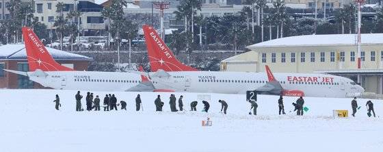기상 악화로 인한 출발 지연도 종종 일어난다. 그러나 천재지변으로 인한 지연은 항공사에게 배상 책임이 없다. 사진은 지난해 겨울 제주공항에 폭설이 내린 모습. 연합뉴스
