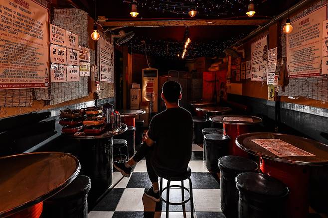 몽닭발 점주 조현식씨는 실명과 얼굴을 공개하고 싶지 않았다. 그의 쓸쓸한 뒷모습이 속내를 대변하는 듯 하다. 김현동 기자