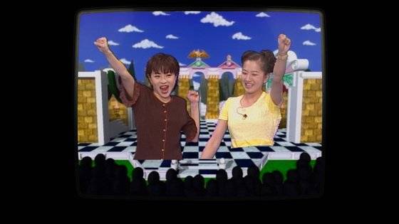 다큐 '경쟁자'에 수록된 니혼TV 예능 방송 '나아가라! 전파소년' 자료화면. 나스비의 생존분투가 가학적 웃음 소재로 소비됐다. 사진 DMZ국제다큐멘터리영화제, Nippon TV