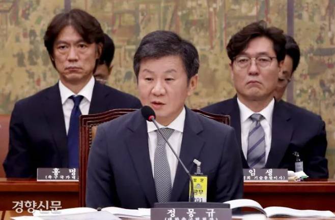 Chung Mong-gyu, president of the Korea Football Association, Hong Myung-bo, head coach of the Korean men’s national football team, and Lee Im-saeng, technical director, respond to questions from lawmakers during the Culture, Sports and Tourism Committee’s plenary session at the National Assembly on September 24. Reporter Moon Jae-won