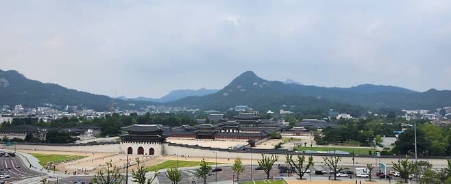 대한민국 역사박물관에서 바라본 경복궁 전경, 이곳에 살던 이들이야말로 대대로 서울에 살아왔으니 ‘진짜 서울말’은 이곳에 살던 사람의 말이라 해야 할지도 모른다. 한성우 제공