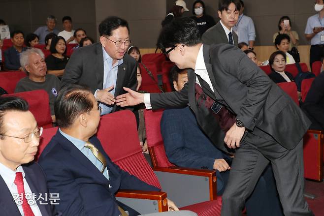 당과 더 밀착하는 한동훈 한동훈 국민의힘 대표(오른쪽)가 25일 국회 의원회관에서 열린 권영세 의원 주최 ‘북한 그리고 통일’ 포럼 세미나에서 유용원 의원과 악수하고 있다. 박민규 선임기자