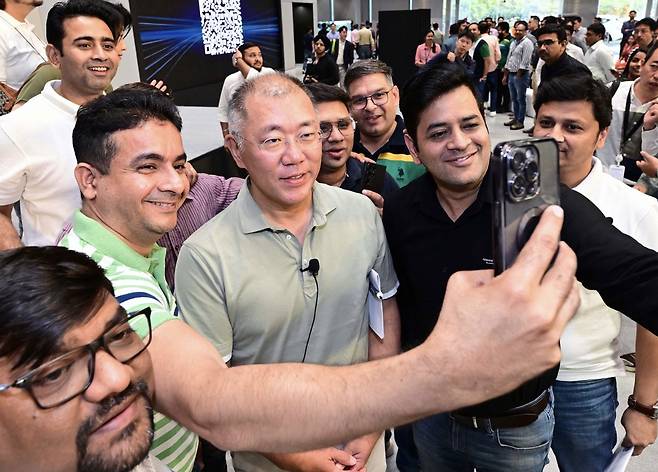 Hyundai Motor Group Executive Chair Chung Euisun (center) takes photos with local employees at the automaker's Indian headquarters in Gurgaon in April this year. (Hyundai Motor Group)