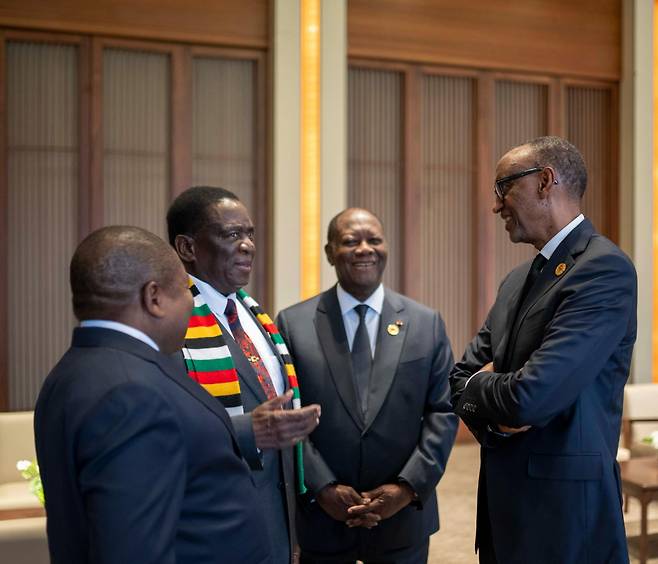 Rwandan President Paul Kagame (right) speaks with Zimbabwean President Emmerson Mnangagwa (second from left), Ivory Coast President Alassane Ouattara (third from left) and another attendee of the welcome dinner for the Korea-Africa Summit in Seoul on June 3. (Photo: Rwanda Presidential Office)