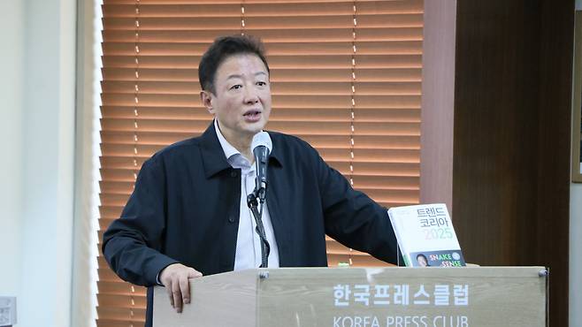 Kim Ran-do, a professor of consumer science at Seoul National University, speaks at a press conference for "Trend Korea 2025," in central Seoul, Wednesday. (Miraebook Publishing)