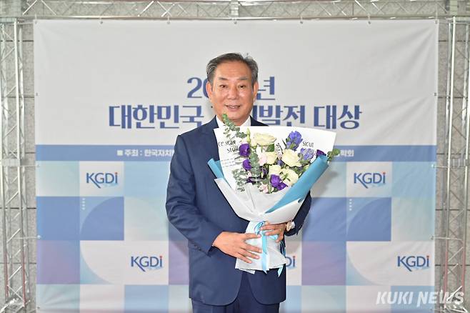 배용주 강릉시의회 의원이 25일 '2024 대한민국 자치발전 대상' 기초 부문에서 수상 하고 기념촬영을 하고 있다. (사진=강릉시의회)