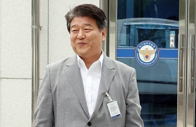 4·10 총선 과정에서 재산을 축소 신고한 의혹을 받는 더불어민주당 양문석(경기 안산갑) 의원이 지난 24일 오후 경찰 조사를 받기 위해 경기 수원시 경기남부경찰청으로 이동하고 있다. 연합뉴스