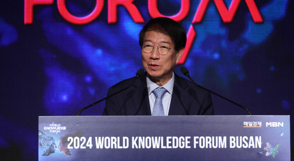 On the 24th, former Prime Minister Chung Un-chan is speaking at the 9th World Knowledge Forum Busan, held at the Paradise Hotel in Haeundae, Busan. (Lee Chung-woo)