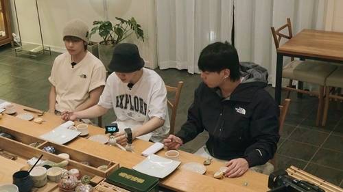 방탄소년단(BTS) 지민과 뷔, 정국이 여행룩을 선보였다. 사진=노스페이스