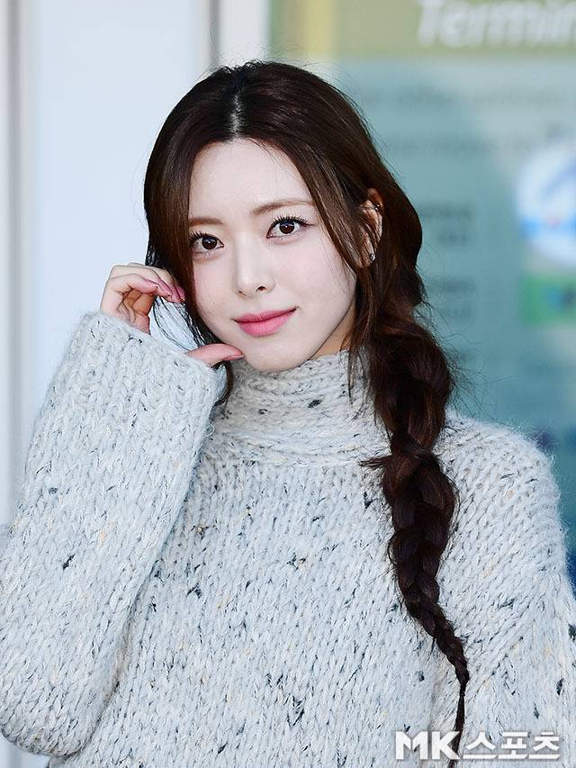 유나의 전체적인 공항 패션은 과감한 레이어링과 다양한 소재의 조합을 통해 스타일리시함을 극대화한 것이 특징이다.사진=김영구 기자