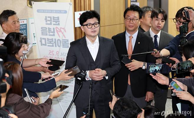 [서울=뉴시스] 조성우 기자 = 한동훈 국민의힘 대표가 25일 오후 서울 여의도 국회 의원회관에서 열린 북한 그리고 통일 포럼 제2차 세미나를 마치고 나와 취재진 질문에 답하고 있다. 2024.09.25. xconfind@newsis.com /사진=조성우