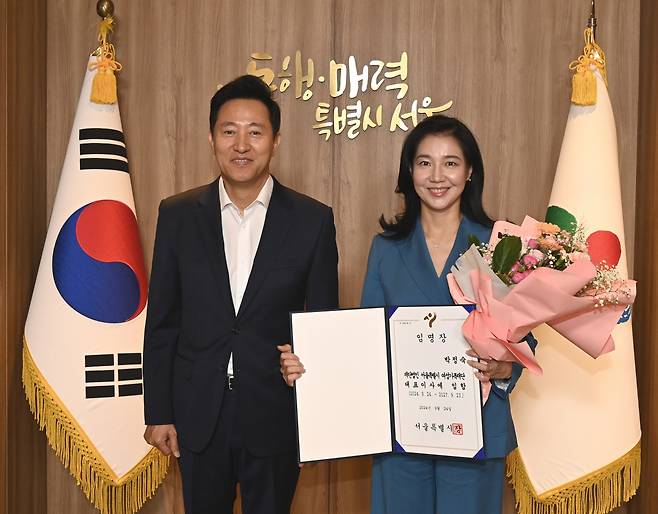 오세훈 서울시장이 박정숙 신임 서울시여성가족재단 대표이사에게 임명장을 수여하고 있다.[서울시 제공]
