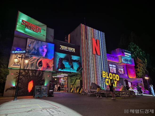 에버랜드가 넷플릭스와 함께 만든 블러드시티 메인 게이트. 용인=김현일 기자