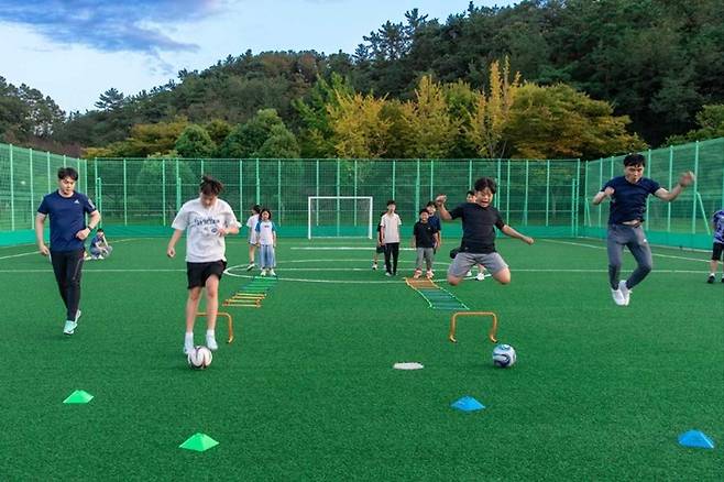 광양제철소 '행복한 꿈나무 축구교실' 재능봉사단이 24일 백운그린랜드에서 지역 배려 계층 아이들과 함께하는 축구 교실을 진행하고 있다.