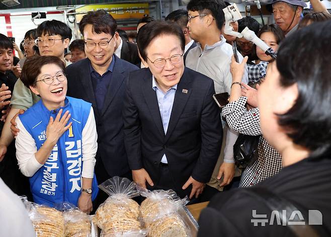 [부산=뉴시스] 하경민 기자 = 이재명 더불어민주당 대표가 24일 부산 금정구 서동미로시장을 방문, 상인 및 시민 등과 인사하며 금정구청장 보궐선거 김경지 후보의 지지를 호소하고 있다. 2024.09.24. yulnetphoto@newsis.com