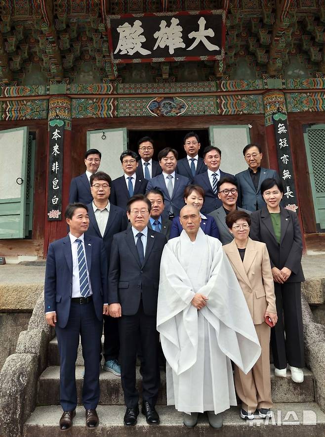 [부산=뉴시스] 하경민 기자 = 이재명 더불어민주당 대표가 25일 부산 금정구 범어사를 방문, 주지 정오 스님과 대웅전 앞에서 기념사진을 촬영하고 있다. 2024.09.25. yulnetphoto@newsis.com