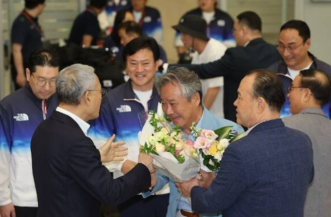 지난달 13일 '2024 파리올림픽'을 마치고 인천국제공항 제2여객터미널을 통해 귀국한 이기흥 대한체육회장과 유인촌 문화체육관광부 장관이 인사를 나누고 있다. 연합뉴스