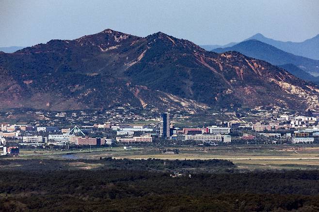 23일 경기도 파주시 접경지역에서 바라본 서부전선 비무장지대(DMZ)와 개성공단 일대가 적막하다. 연합뉴스