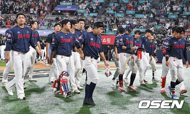 [OSEN=수원, 박준형 기자] KT가 5위 사수와 함께 롯데의 가을야구 탈락 트래직넘버를 소멸시켰다.&nbsp;프로야구 KT 위즈는 24일 수원KT위즈파크에서 열린 2024 신한 SOL뱅크 KBO리그 롯데 자이언츠와의 시즌 마지막 맞대결(16차전)에서 5-1로 승리했다.경기종료 후 가을야구 좌절된 롯데 선수들이 팬들에게 인사를 하고 있다.  2024.09.24  / soul1014@osen.co.kr