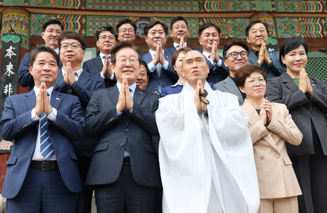 ▲더불어민주당 이재명 대표를 비롯한 지도부가 25일 오전 부산 금정구 범어사를 찾아 주지 정오스님과 기념촬영을 하며 합장하고 있다. 이 대표를 비롯한 민주당 지도부는 이날 10.16 부산 금정구청장 보궐선거에 출마하는 김경지 후보 선거사무소에서 현장최고위원회를 열었다. ⓒ연합뉴스