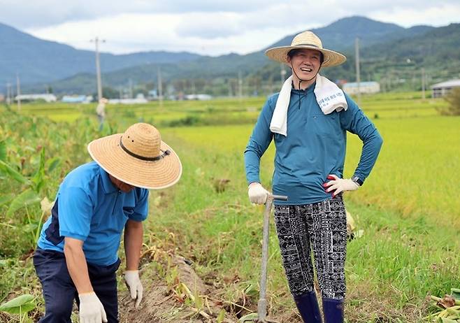 조국 조국혁신당 대표(오른쪽)와 박웅두 전남 곡성군수 보궐선거 후보가 지난 16일 전남 곡성군 겸면에서 토란 수확 일손 돕기를 하고 있다. 뉴시스