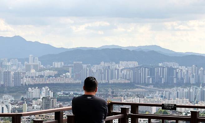 25일 서울 중구 남산을 찾은 한 시민이 최근 가격이 많이 오른 서초구의 고가 아파트 밀집 지역을 바라보고 있다. 한국은행은 이날 발표한 ‘소비자동향조사 결과’에서 9월 주택가격전망지수가 119로 2021년 10월(125) 이후 2년 11개월 만에 최고치를 기록했다고 밝혔다. 주택가격전망지수는 현재와 비교한 1년 후 전망을 반영하는데, 이 지수가 100을 웃돌면 집값 상승을 예상하는 소비자 비중이 하락을 예상하는 소비자보다 더 많다는 뜻이다. 이제원 선임기자