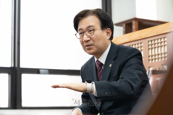 오는 20일 국회도서관이 개관 71주년을 맞는다. 이명우 관장이 국회도서관의 변화와 미래에 대해 말하고 있다.