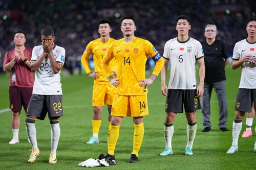 중국 축구대표팀 선수들이 지난 5일 일본전 0-7 참패 후 낙담한 표정으로 팬 앞에 서 있다. 신화연합뉴스