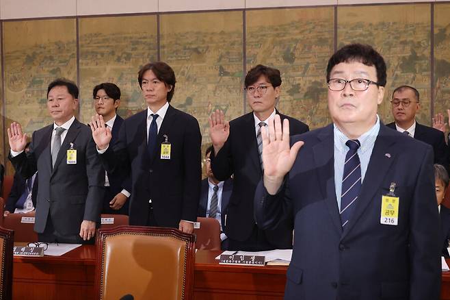 ▲ 김택규 배드민턴협회장, 홍명보 축구 국가대표팀 감독, 이임생 대한축구협회 기술총괄이사가 24일 서울 여의도 국회에서 열린 문화체육관광위원회 전체회의에서 증인선서를 하고 있다. ⓒ연합뉴스