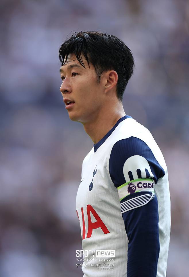 ▲ 손흥민은 일각에서 제기된 팀과 감독, 그리고 자신을 향한 비판에 신경쓰지 않는다. "우리 팀을 혼란에 빠뜨리고 분열시키는 외압이 있었지만, 우린 결코 그것에 영향을 받아선 안 된다. "가장 중요한 것은 우리가 해 왔던 것을 계속하고, 열심히 훈련하고 경기장에서 이기기 위해 열심히 노력하는 것"이라고 밝혔다.