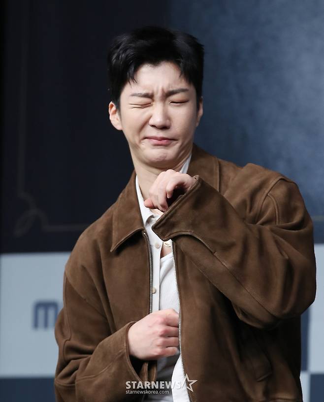 (서울=뉴스1) 권현진 기자 = 가수 이승훈이 25일 서울 마포구 상암 MBC에서 열린 새 예능 ‘짠남자’ 제작발표회에 참석해 포즈를 취하고 있다.  ‘짠남자’는 김종국과 절약 DNA를 가진 '소금이'들이 ‘흥청이&망청이’들의 생활 습관을 뜯어보며 참교육하는 프로그램이다. 2024.9.25/뉴스1  Copyright (C) 뉴스1. All rights reserved. 무단 전재 및 재배포,  AI학습 이용 금지. /사진=(서울=뉴스1) 권현진 기자