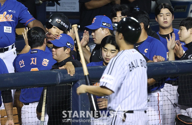 '2024 신한 SOL 뱅크 KBO리그' LG-한화전이 25일 서울 잠실야구장에서 열렸다.  한화 2회초 무사 1,3루에서 3루주자 안치홍이 이진영의 내야땅볼 때 홈을 밟은 후 더그아웃에서 동료들의 환영을 받고 있다. /사진=김진경 대기자