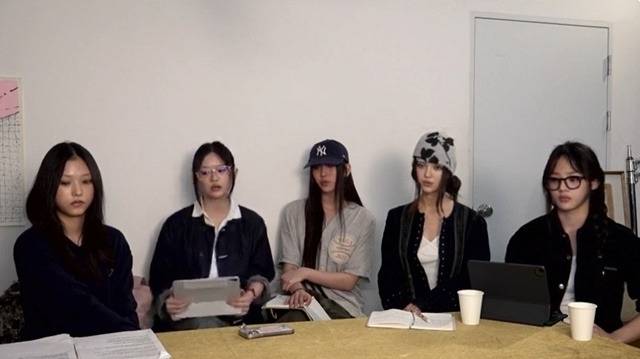 지난 11일 유튜브 채널을 통해 긴급 라이브 방송을 진행한 뉴진스