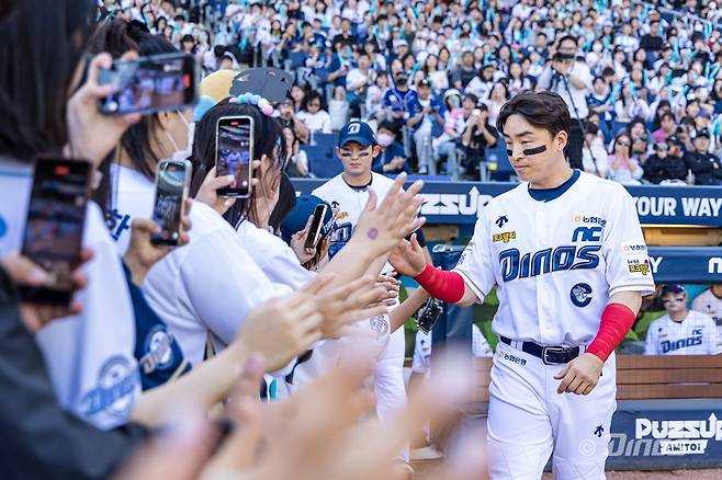 NC 외야수 손아섭은 25일 창원 NC파크에서 열릴 '2024 신한 SOL Bank KBO 리그' SSG와 팀 간 15차전 경기를 앞두고 1군 엔트리에 합류했다. 부상 이후 80일 만에 1군 복귀다. NC 다이노스