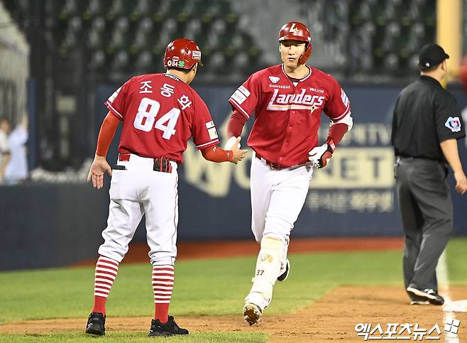 SSG 외야수 오태곤(오른쪽)은 25일 창원 NC파크에서 열린 '2024 신한 SOL Bank KBO 리그' NC와 팀 간 15차전 맞대결에서 8번타자 1루수로 선발 출전했다. 3회초 NC 선발 하트를 공략하는 3점 홈런을 쳐 팀 승리를 견인했다. 엑스포츠뉴스 DB