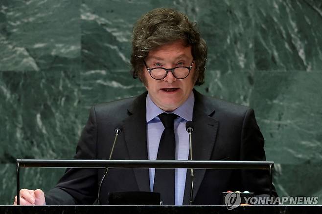 제79차 유엔총회서 연설하는 밀레이 아르헨티나 대통령 (뉴욕 로이터=연합뉴스) 아르헨티나 하비에르 밀레이 대통령이 24일(현지시간) 제79차 유엔총회에서 연설하고 있다. 지난 12월 취임 후 처음 참가한 유엔총회에서 밀레이 대통령은 유엔이 사회주의 어젠다를 추구하고 있다고 비난했다.  2024.9.25