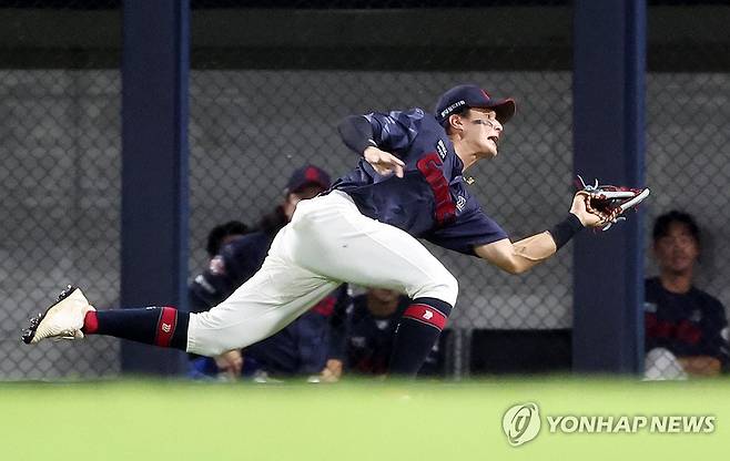 호수비 하는 윤동희 (광주=연합뉴스) 조남수 기자 = 21일 광주기아챔피언스필드에서 열린 프로야구 롯데 자이언츠와 KIA 타이거즈의 경기. 롯데 우익수 윤동희가 8회말에 KIA 이우성의 타구를 호수비로 잡아내고 있다. 2024.8.21 iso64@yna.co.kr