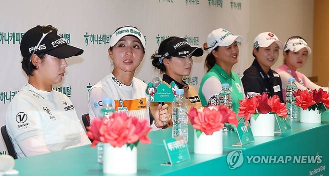 KLPGA 투어 하나금융그룹 챔피언십 기자회견 (인천=연합뉴스) 임순석 기자 = 25일 오후 인천 서구 청라국제도시 하나글로벌캠퍼스에서 열린 한국여자프로골프(KLPGA) 투어 하나금융그룹 챔피언십 기자회견에서 리디아 고가 취재진 질문에 답변하고 있다. 왼쪽부터 패티 타와타나킷, 박지영, 리디아 고, 이다연, 이민지, 김효주, 박현경.  2024.9.25      soonseok02@yna.co.kr