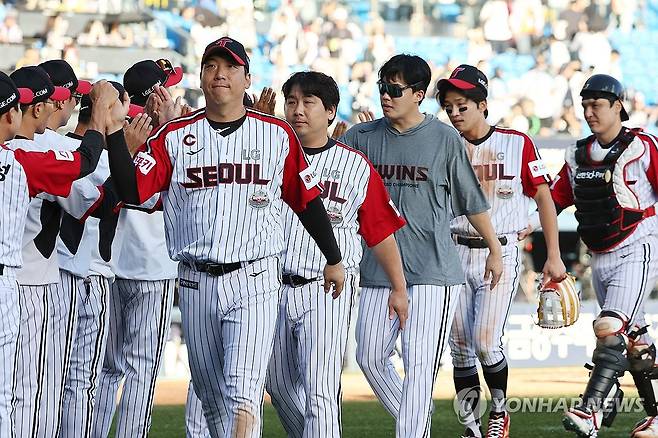 두산에 승리한 LG (서울=연합뉴스) 류영석 기자 = 22일 서울 잠실야구장에서 열린 2024 KBO 프로야구 두산 베어스와 LG 트윈스의 경기에서 승리한 LG 선수들이 서로를 격려하고 있다. 2024.9.22 ondol@yna.co.kr